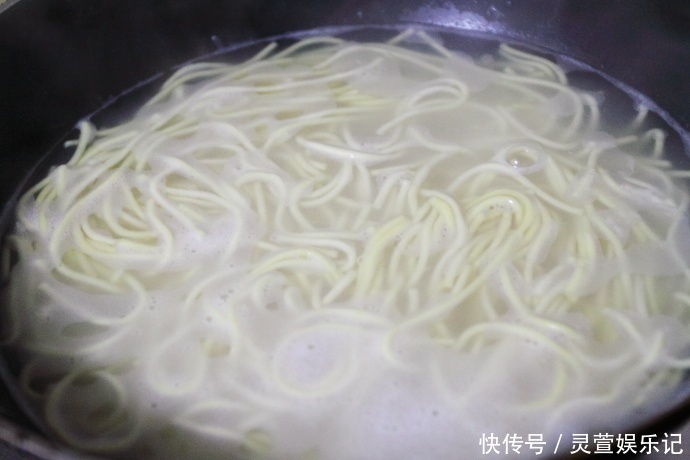 分钟|早上少睡10分钟做一盘炒面给孩子当早餐,简单、省事、营养、美味