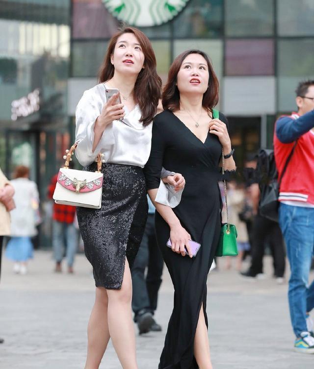 美女街拍:连衣裙更加清新靓丽,使得整体魅力提升