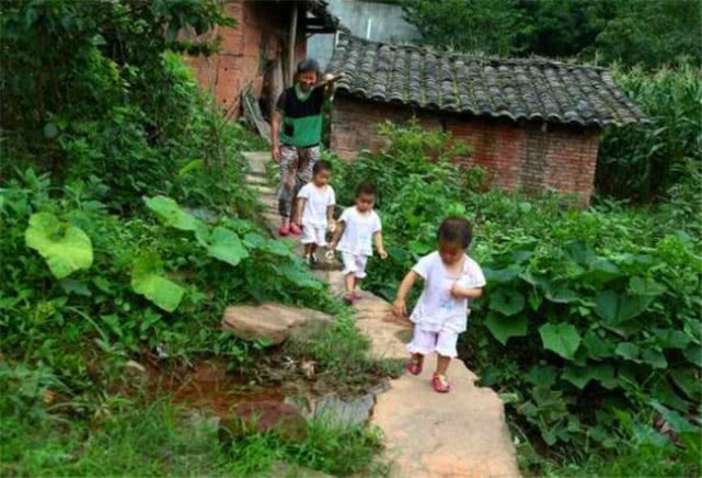 三胞胎|奇闻45岁高龄宝妈怀上三胞胎,不顾反对生下,三年后生活如此