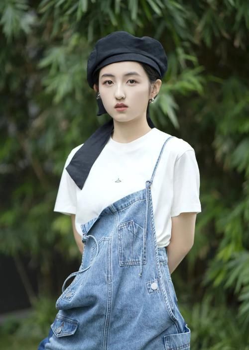 飘带|张子枫如今都成大美人了！戴上飘带贝雷帽，美成动漫里的女主角了