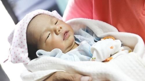 高鼻梁|不要对月子里新生儿做9件事,家长早知道早避坑,别影响娃的发育