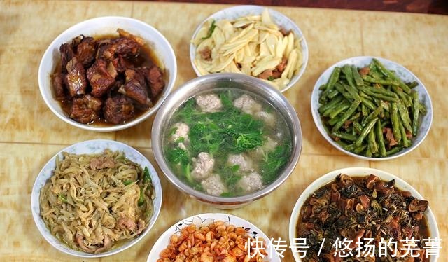 弟弟第一次带女友回家,妈妈做了一桌好菜招待,网友是个好婆婆!