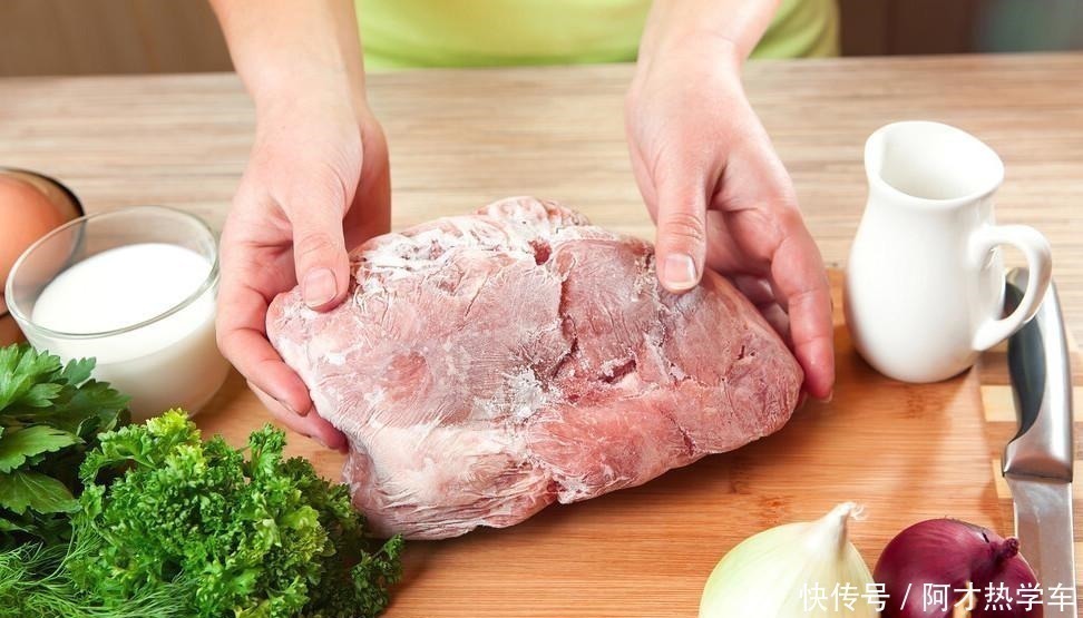 大厨|解冻肉别拿清水泡了，大厨教你一招，10分钟就能化开，特省事