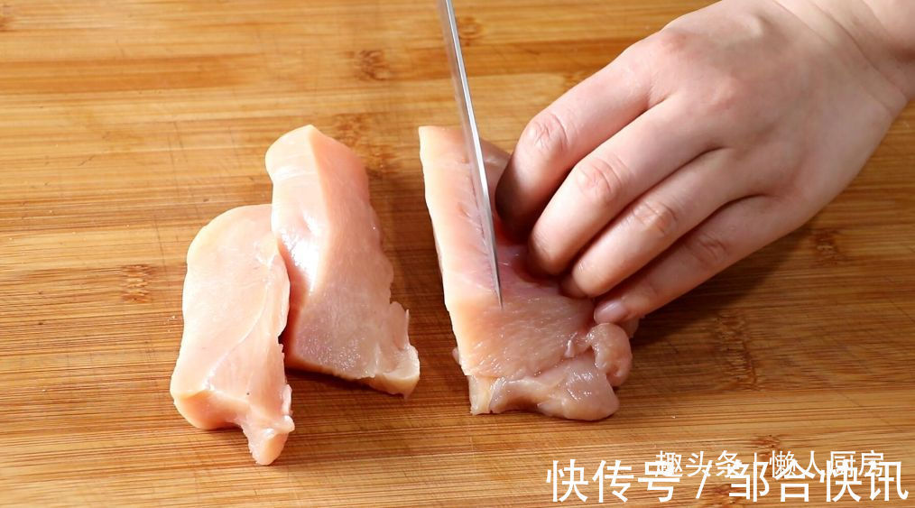 不需要腌制，不加淀粉，教你香辣鸡胸肉的做法，鸡肉干香有嚼劲