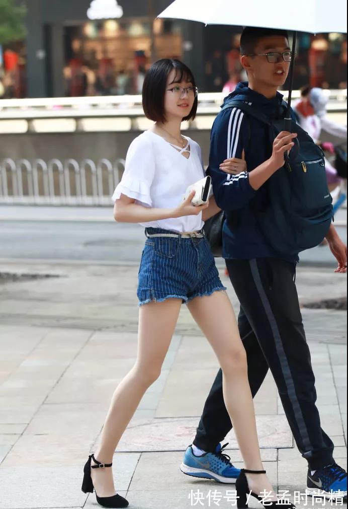 校园风 街拍路人,青春校园风穿搭参考,让你成为甜美时尚的丽人