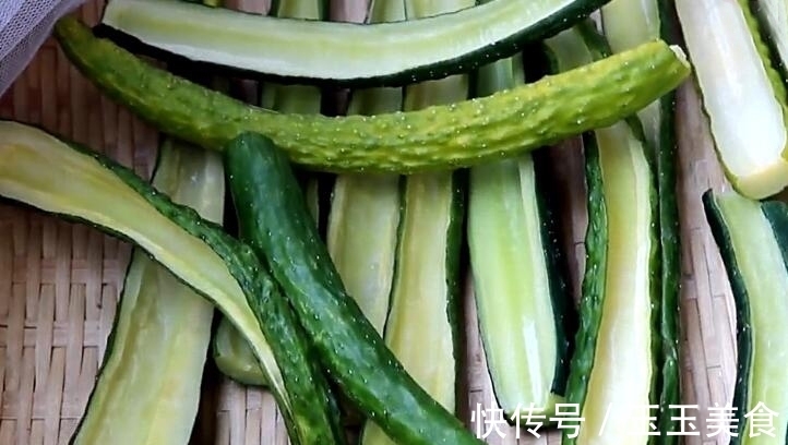 黄瓜如此腌最好吃,每年夏天我总会腌20斤,清脆爽口,家人都爱吃