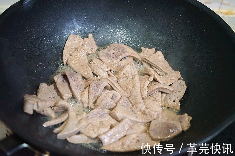 吃起来|这猪肝只要烹饪的方式对了,吃起来一点也不腥,还很入味
