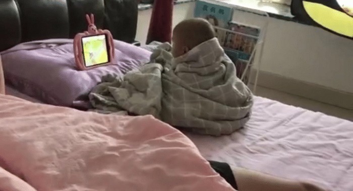 宝妈|“佛系父子”空调房里自得其乐,裹着被子的宝宝像极了一休哥