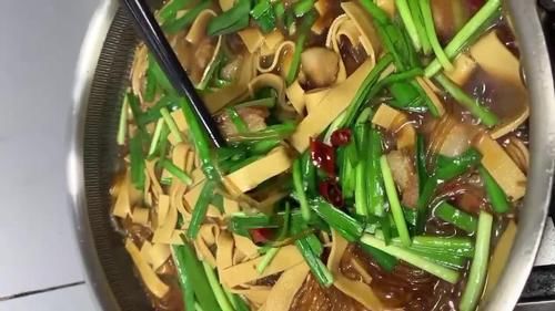  入味|韭菜猪肉粉条炖干豆腐，咸香微辣劲道入味，做法既简单又下饭