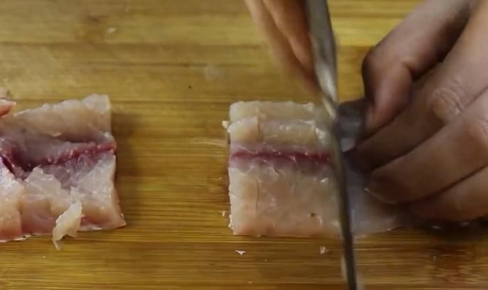 鱼肉|草鱼新吃法,淋上糖醋汁,外酥里嫩,酸甜美味,好吃到停不下来