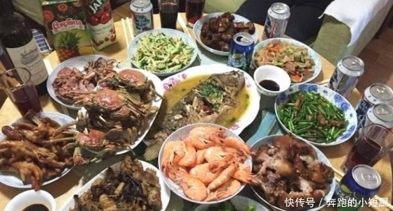  越来越|看看80年代的年夜饭，再看看现在的年夜饭，网友：越来越敷衍了