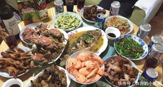 越来越|看看80年代的年夜饭,再看看现在的年夜饭,网友:越来越敷衍了
