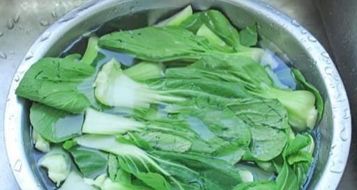 不论炒什么青菜,牢记不要直接下锅炒,大厨都这样做,翠绿还鲜香