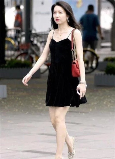 尽显|街拍肤白貌美的小姐姐,修身衣搭配紧身裤,尽显苗条好身材