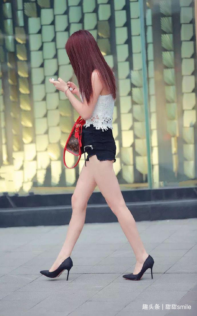 黑色|美女脚上穿着一双黑色的高跟鞋,典雅又精致,凸显出她独特的韵味