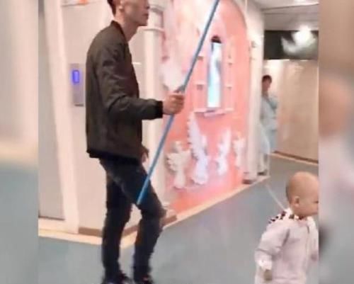 孩子|“小领导”医院视察火了,气势汹汹带着路:生病也影响不了我遛爸