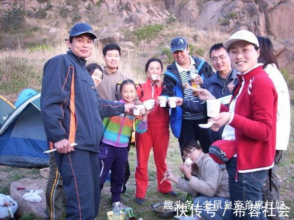 野餐|登山攀岩又累又险，成功后的野餐格外香甜，露营特别的温暖