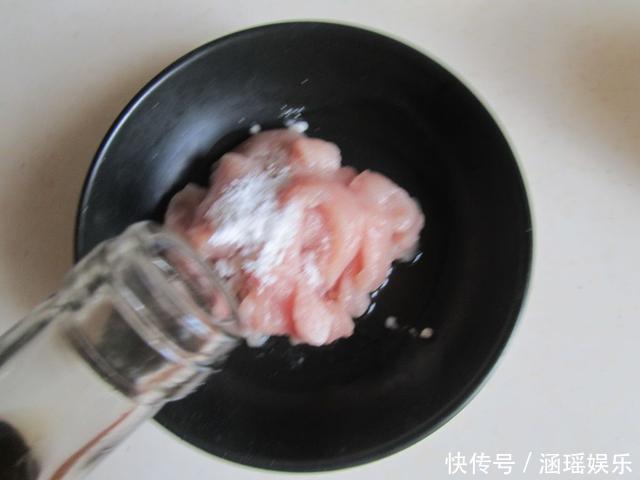 炒肉时，不要简单的用淀粉腌制肉片，加上3种食材，入味又鲜嫩