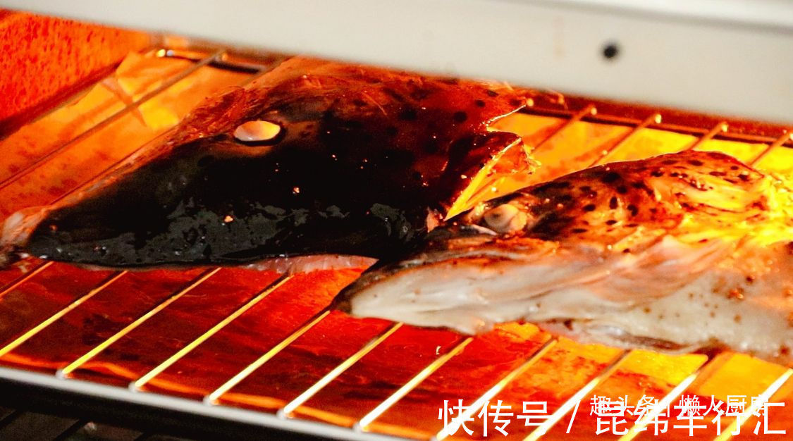 鱼头|9元买了一个三文鱼鱼头，这样烤着吃，外焦里嫩，吃着香