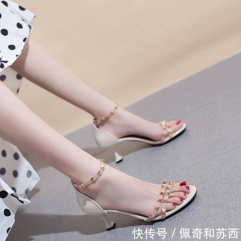 别让鞋子毁了你的搭配！这几双高跟鞋，为你增添时髦感不在话下！