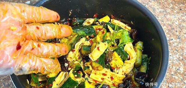 招待客人的时候，做这样一道凉拌菜，清脆爽口吃得完全停不下来