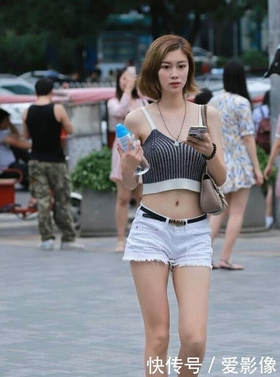 街拍时尚美女街头被拍照,美丽大方,善解人意,真漂亮