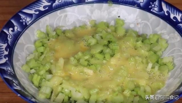 碎丁|芹菜最过瘾的吃法，淋入2个鸡蛋，不炒也不烙，出锅比吃肉还解馋