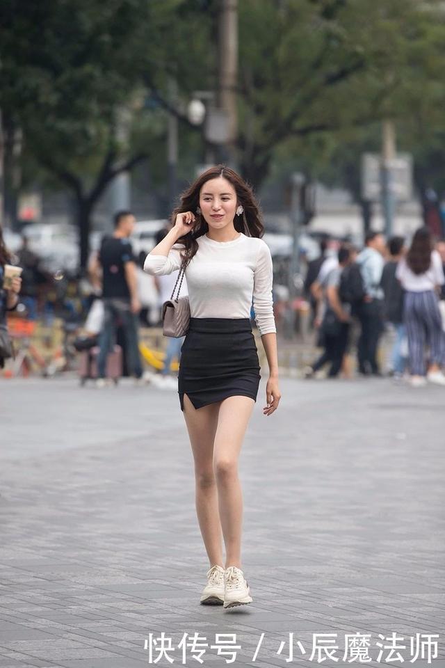 紧身长袖+黑色短裙，造型独特，让街头美女舒适又好看