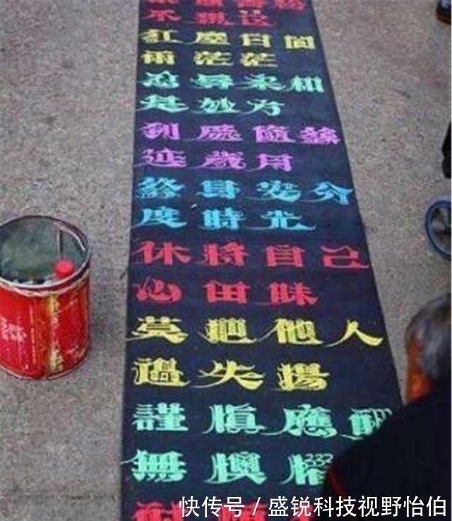 收购!乞丐苦练10年粉笔字,字体被收购,如今成书法家,身价上千万