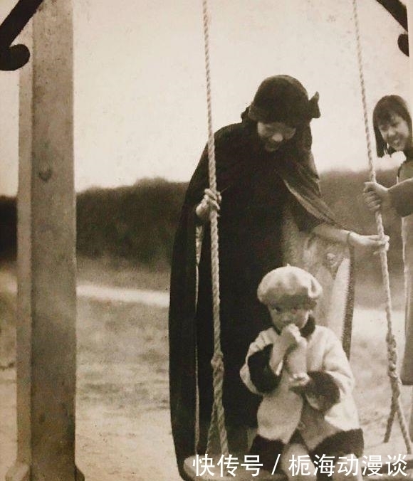婉容|老照片：图1骑在国舅爷身上的溥仪，图6和孩子在玩荡秋千的婉容