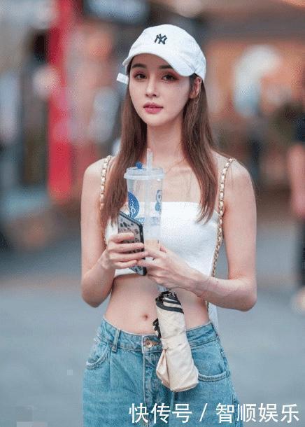 美女 白色抹胸装搭配经典牛仔裤,时髦优雅,时尚感满满