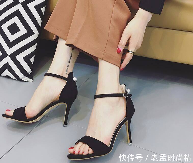 精致性感的一字带高跟凉鞋，春夏季散发优雅的女人味