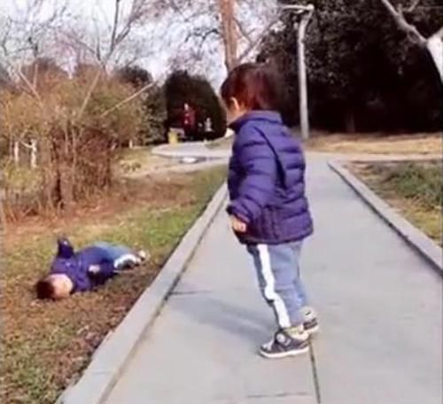 大孩子|双胞胎哥哥跑步摔倒,弟弟之后的举动,让奶奶笑得前仰后合