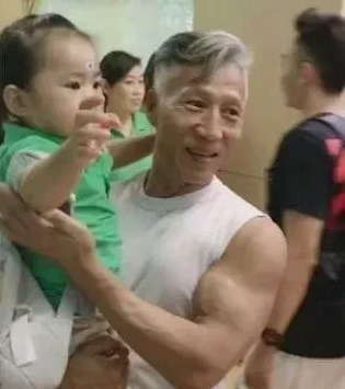 王大爷|60岁最帅爷爷幼儿园接孙女，转身后众人羡慕，没对比就没伤害