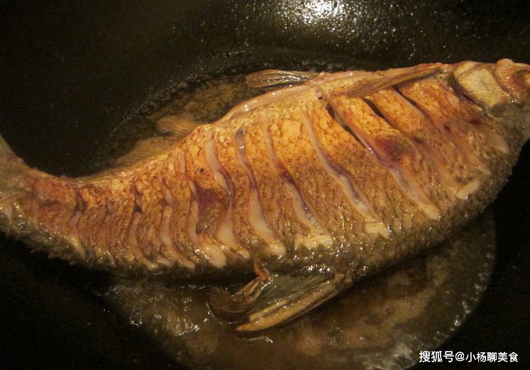 食用盐|无论煎鱼还是煎豆腐，别再直接下锅！只需一招，嫩滑不粘锅还完整