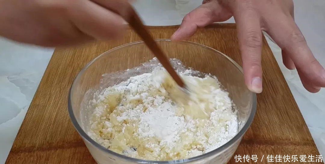 好吃|面粉别蒸馒头了，加2个鸡蛋，个个蓬松暄软，比面包简单好吃