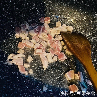 肉丁|想要滋阴补血吗？这道肉丁豆芽少不了