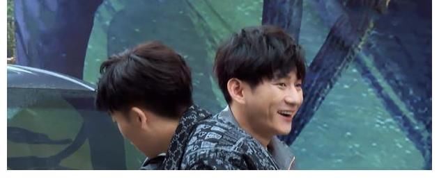 張傲月拿出冠軍獎(jiǎng)杯，韓宇拿出冠軍毛巾，為何吳鎮(zhèn)宇沒帶金馬獎(jiǎng)杯