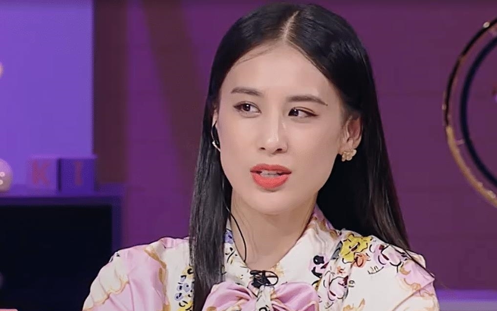 相差|《恋爱》黄圣依和郑爽比美,当镜头放大三倍,两人确定相差八岁?