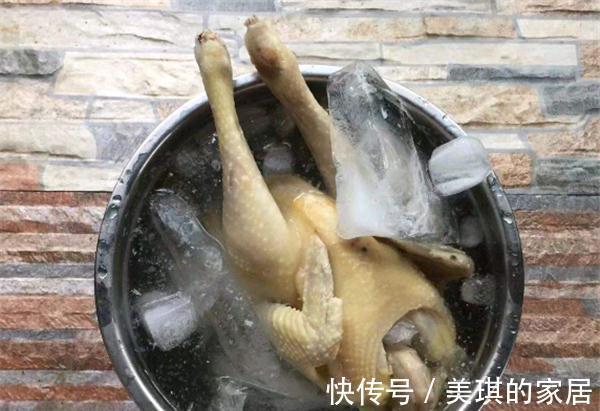 肉质|煮白切鸡时，掌握这个关键步奏，鸡肉又香又嫩，不腥不柴味道鲜