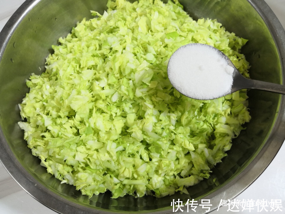 蒸包子,此调馅法30年我都没换过,老好吃了,比肉包子还抢手