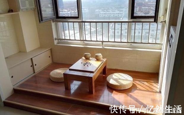 背景墙|新家唯一的阳台被加高20公分，媳妇直接当做休息区，衣服晾哪呢！