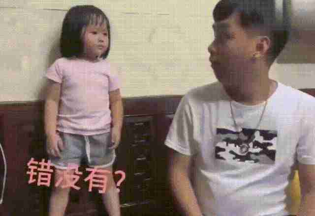 孩子|“操心宝宝”拉衣服火了,嫌弃妈妈逛街穿得太“清凉”你露肉了