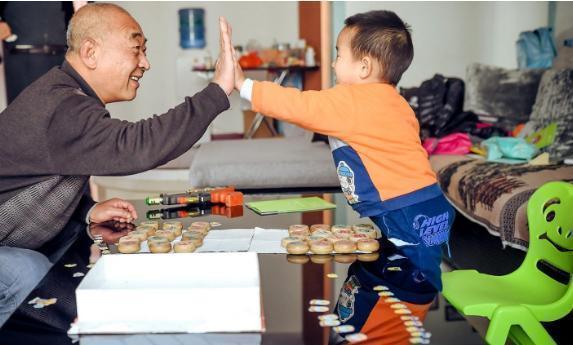 偏方|“无赖爷爷”火了,陪孙子打点滴却“赖着”床位,娃表情属实亮眼