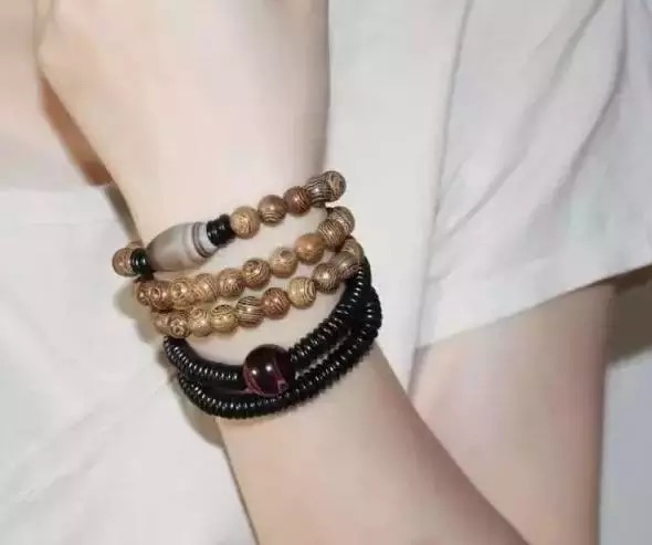 串珠|手串怎么戴才不土气?教你一秒变型男!
