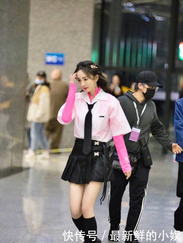 再现|杨幂学院风造型曝光,34岁再现少女感穿搭,漫画腿太抢镜