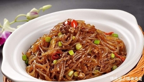 炒粉条时不要直接炒了，记住2点，粉条根根分明，不粘锅