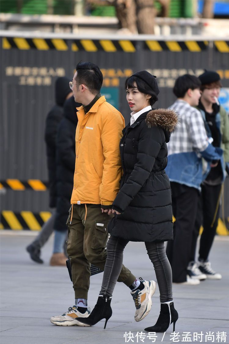 时尚 街拍:美女七分长裤露出脚踝,搭配一双运动鞋,青春时尚的感觉!