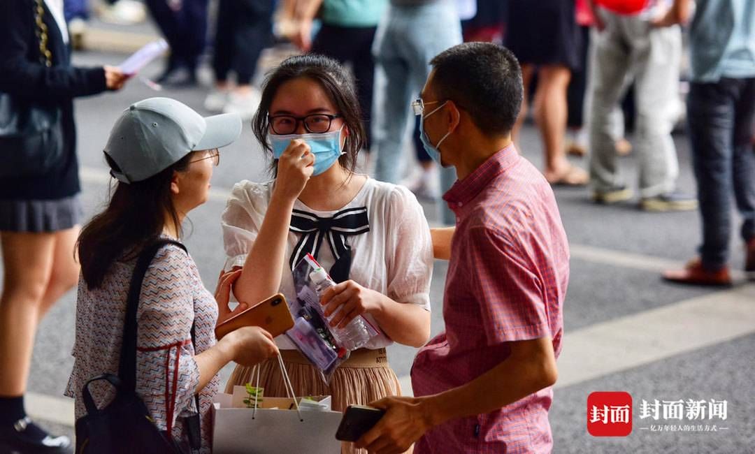 考生们|图集丨高考第二日 考生们走出考场与父母庆祝