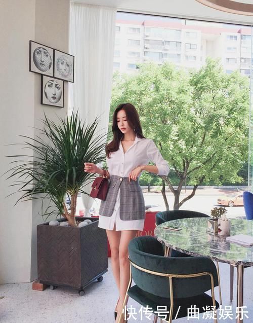 白色衬衫裙搭配肉色丝袜,展现职场女性成熟性感的魅力